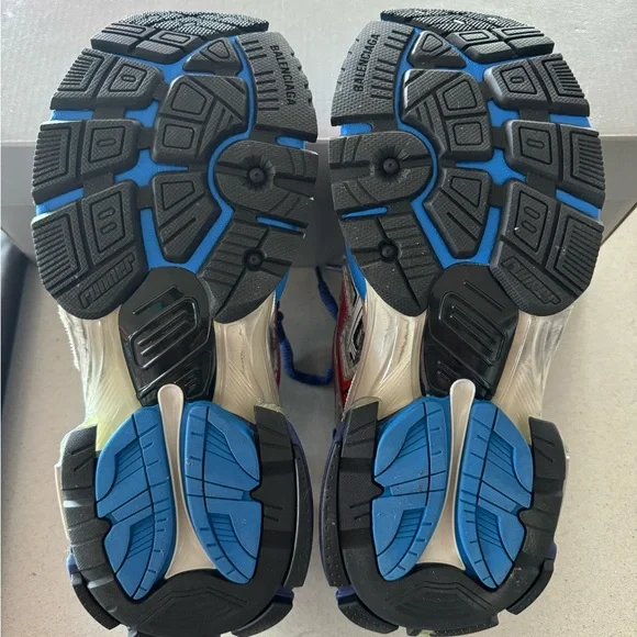 Balenciaga Runner Men’s E39Never worn comes in original box with dust bag .